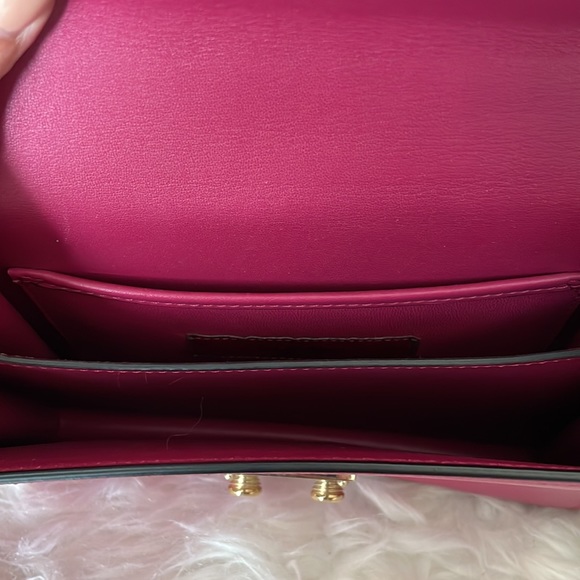 100% AUTHENTIC VALENTINO ROCKSTUD CROSSBODY BAG IN LEATHER FUSHIA. - Picture 7 of 8